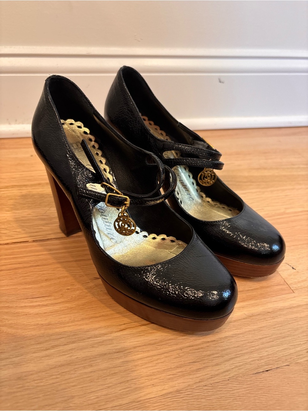 Juicy Couture black patent platform Maryjane's size 6